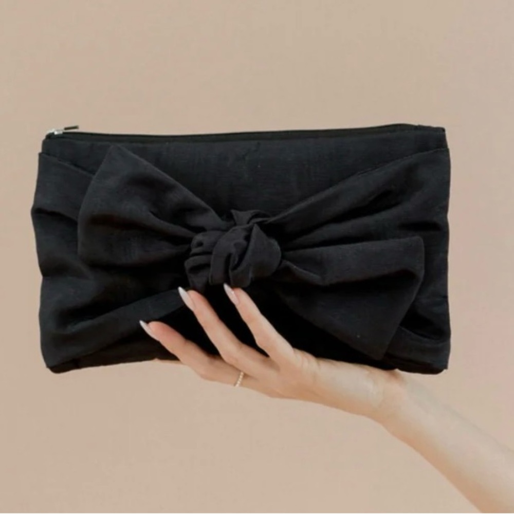 A Bronze Age Bow Clutch